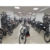 Üzletben lévő kerékpárok